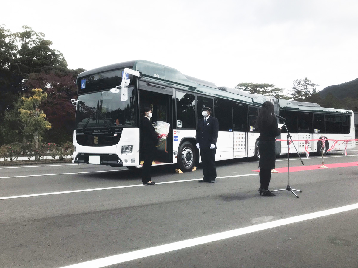 花束を渡す様子