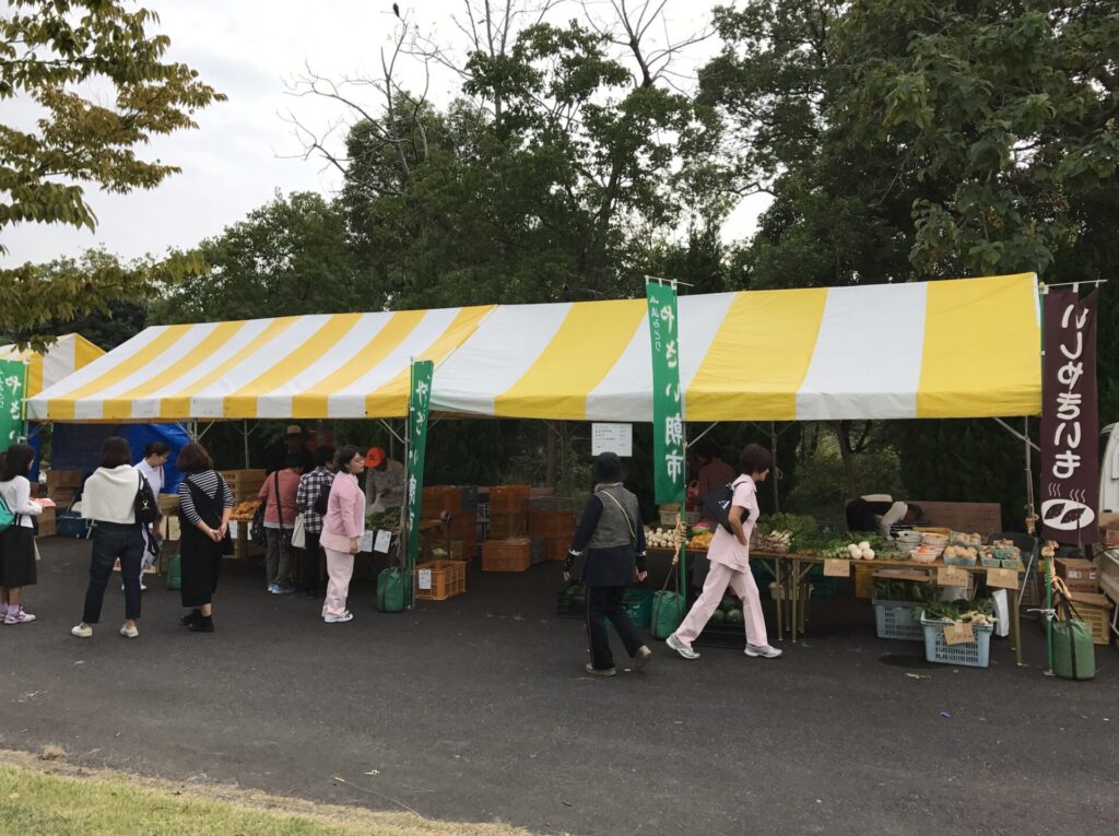 黄色と白のストライプテント