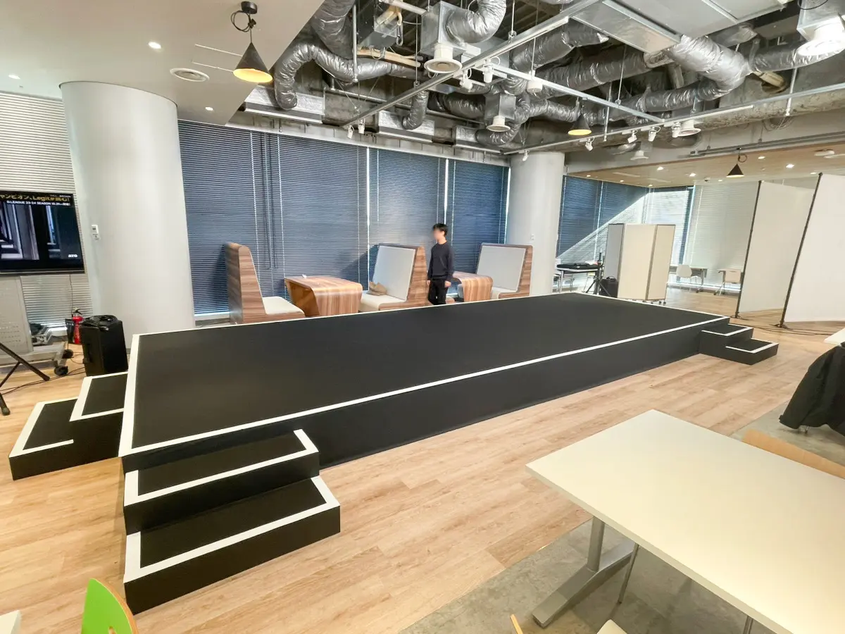 屋内ステージ 施工風景