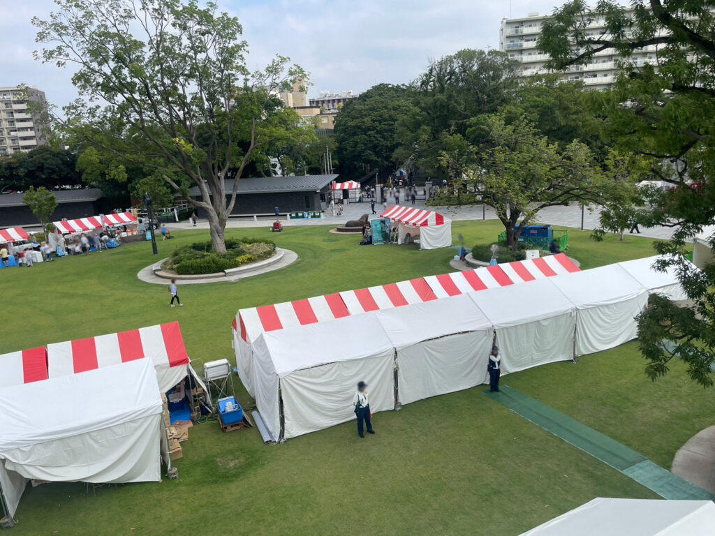 世田谷区のお祭り本番 1.5間×2間テント 赤白3