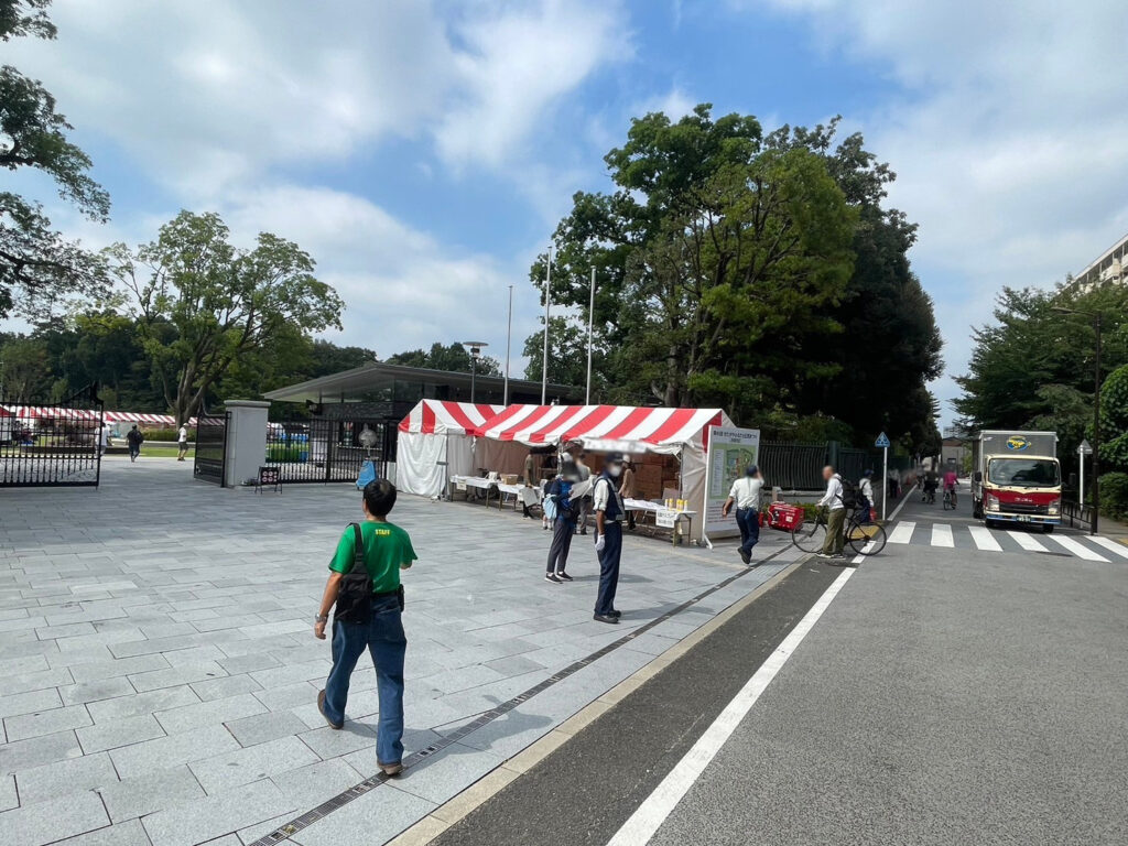 世田谷区のお祭り本番 1.5間×2間テント 赤白4