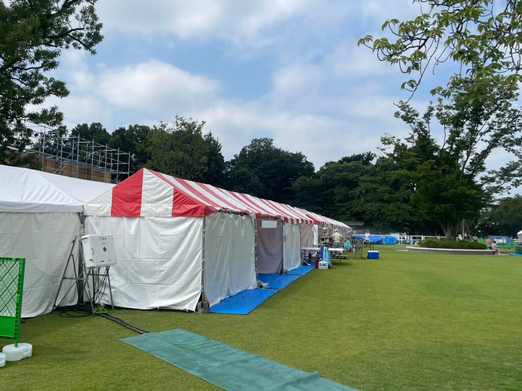 世田谷区のお祭り本番 1.5間×2間テント 赤白6