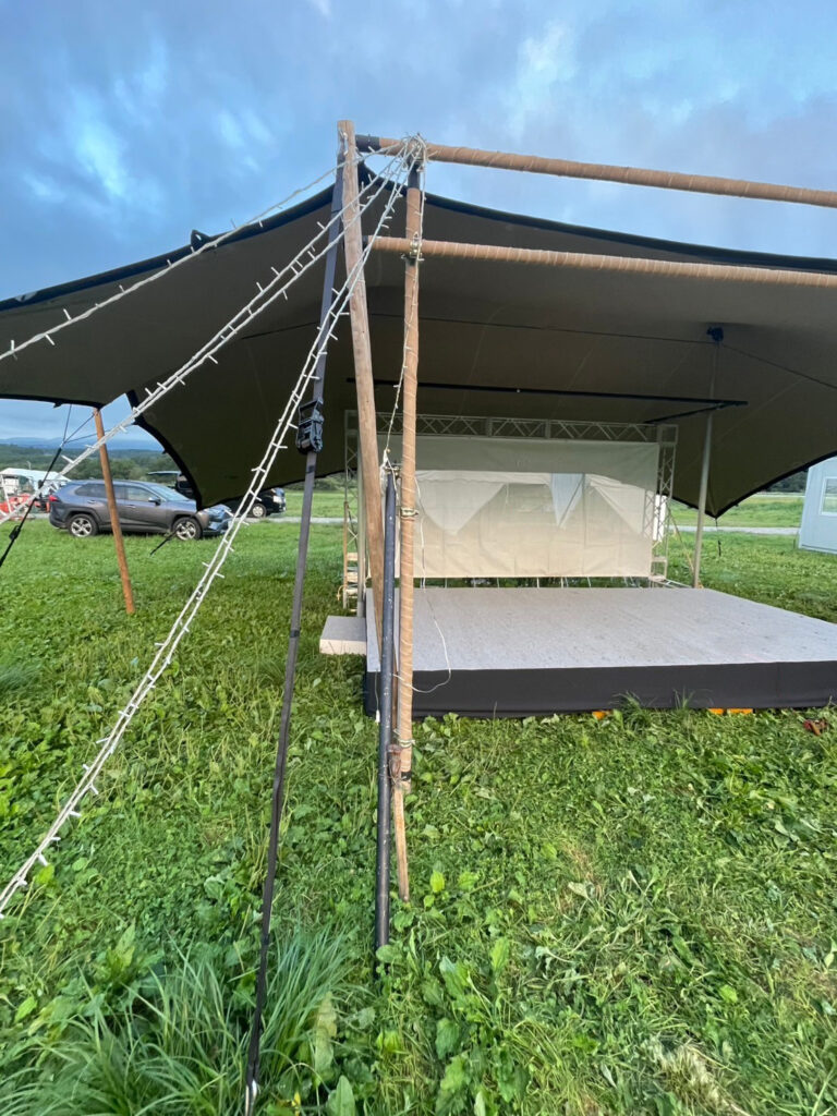 朝霞高原でステージを設営しました2
