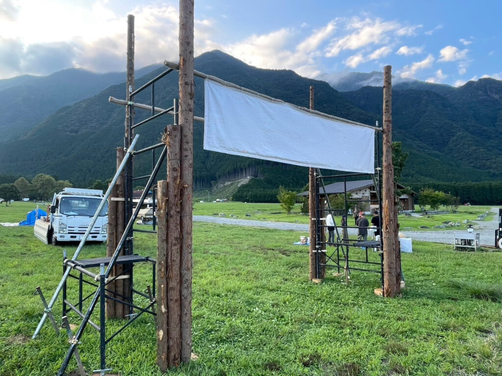 朝霞高原でステージを設営しました3