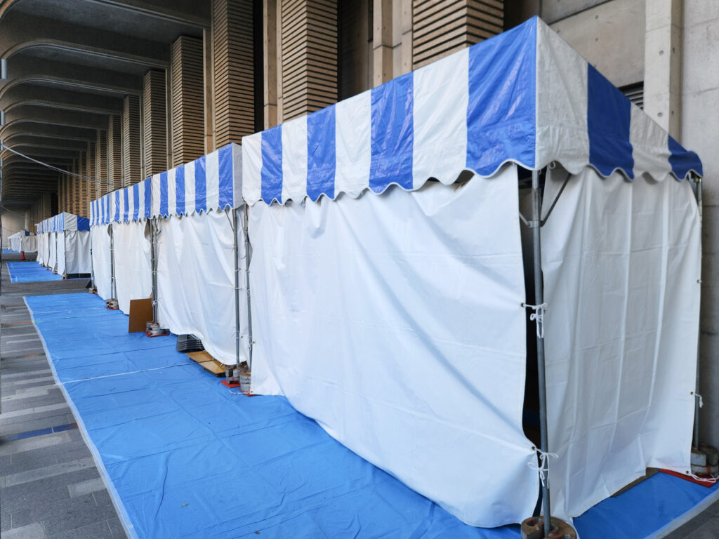 東京都葛飾区の大学祭の様子 ストライプテント1