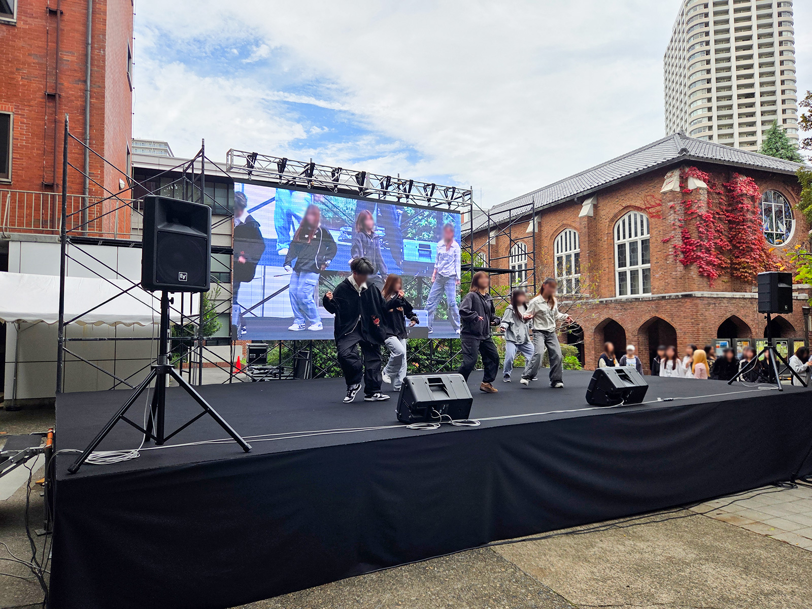 東京の大学祭でイントレステージを施工しました3