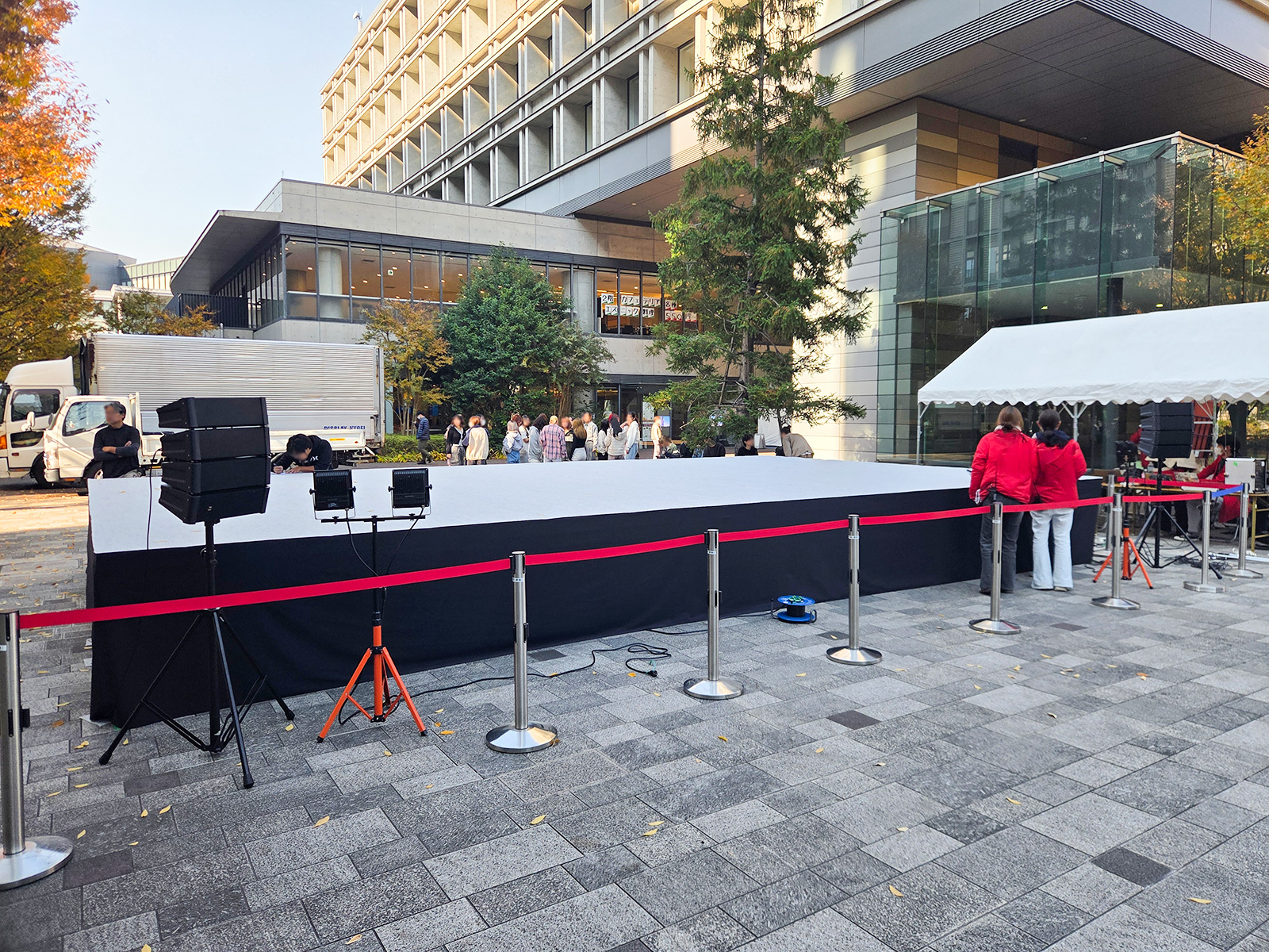 東京都葛飾区の大学祭で3間×5間ノーマルステージを設営1