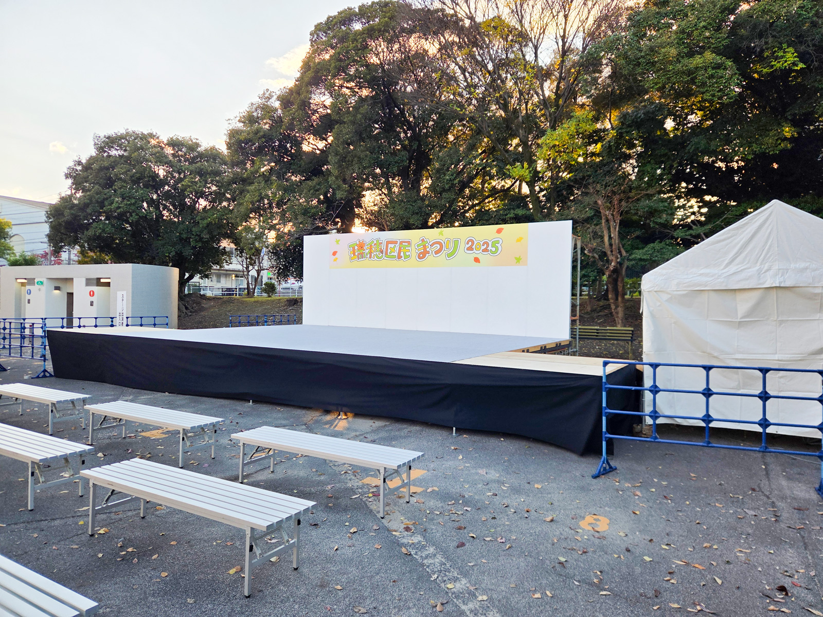 瑞穂区民祭りで3間×4間サイズのステージを設営2