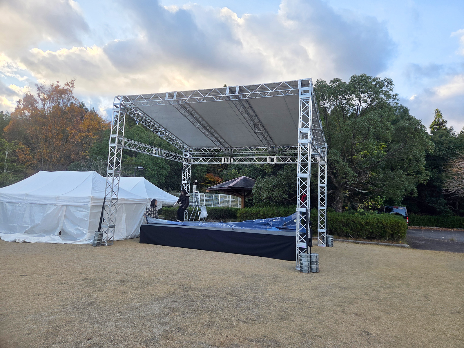 三重県菰野町のマルシェイベント会場を設営1