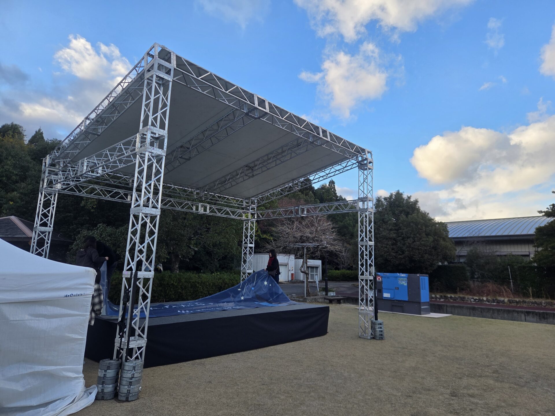 三重県菰野町のマルシェイベント会場を設営2
