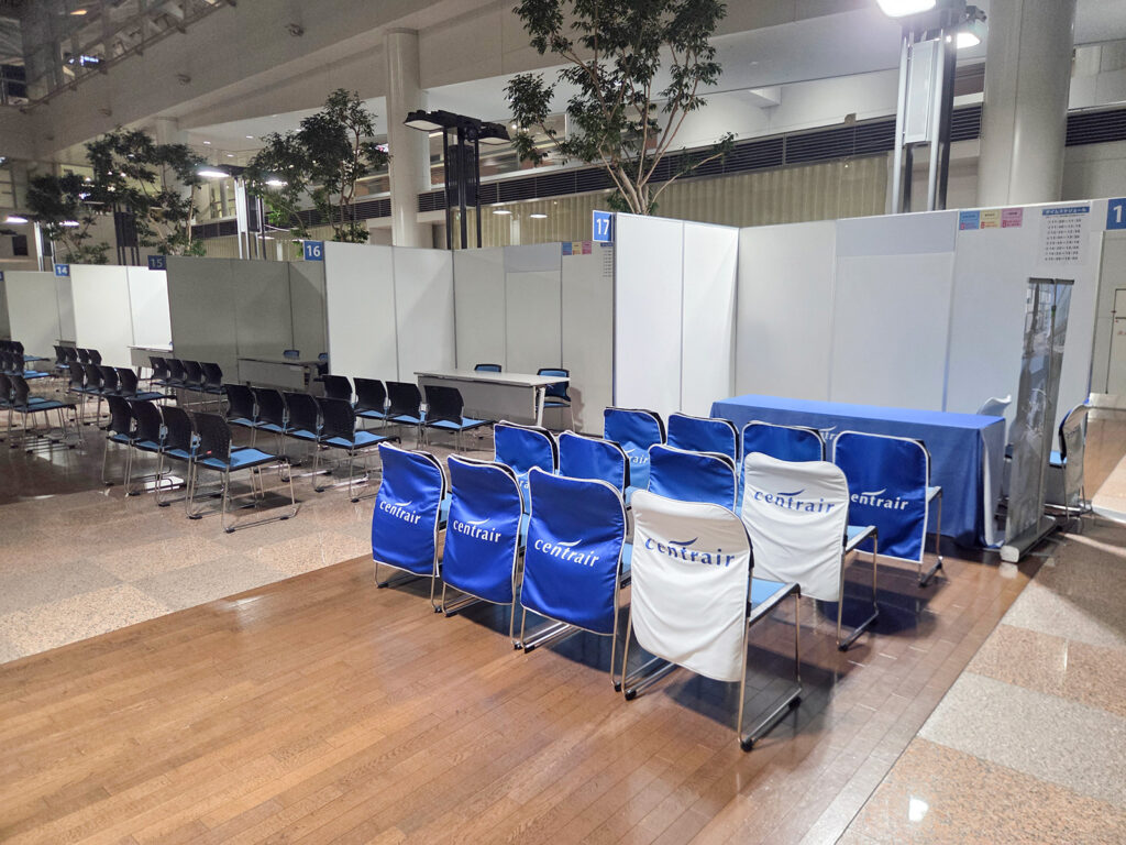 中部国際空港センターピアガーデンで合同企業説明会の会場を設営しました1