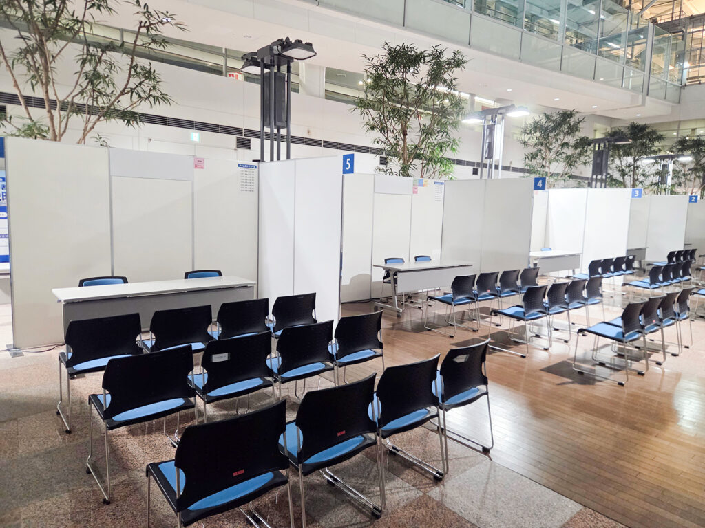 中部国際空港センターピアガーデンで合同企業説明会の会場を設営しました3