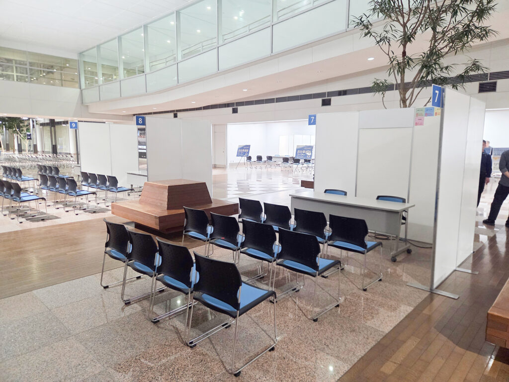 中部国際空港センターピアガーデンで合同企業説明会の会場を設営しました4