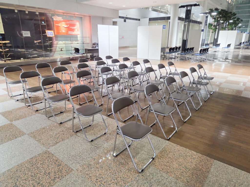 中部国際空港センターピアガーデンで合同企業説明会の会場を設営しました5