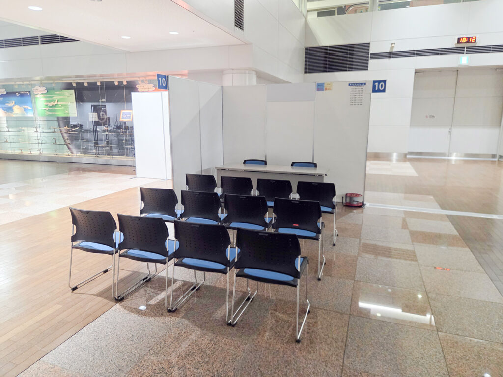 中部国際空港センターピアガーデンで合同企業説明会の会場を設営しました7